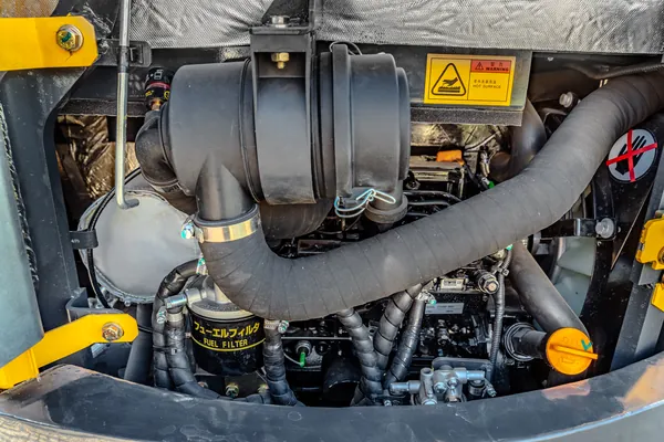 Detalhe do compartimento do motor da mini escavadeira DIEL DE26MP