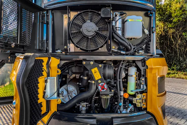 Compartimento do motor aberto da mini escavadeira DIEL DE35MP