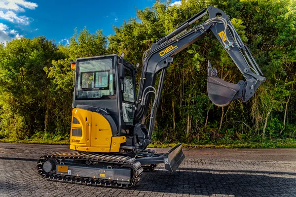 Mini escavadeira DIEL DE35MP em vista lateral traseira, com o braço recolhido