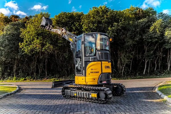 Mini escavadeira DIEL DE35MP em vista traseira de três quartos, com o braço elevado