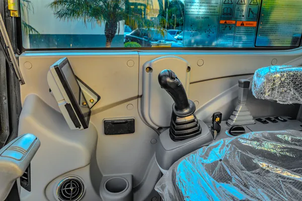Detalhe do joystick e dos controles da cabine da escavadeira DIEL DE60MP