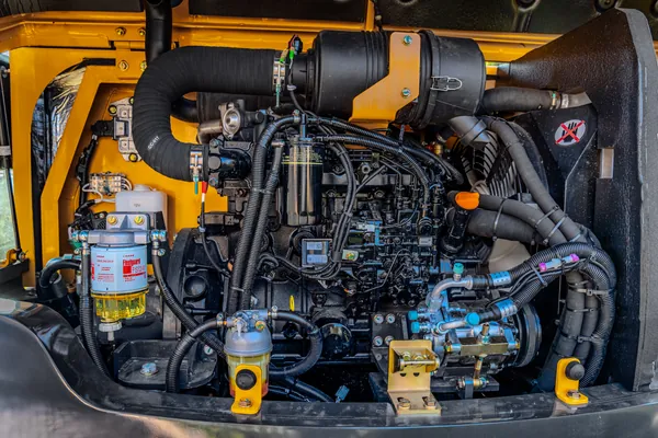 Detalhe do compartimento do motor da escavadeira DIEL DE60MP