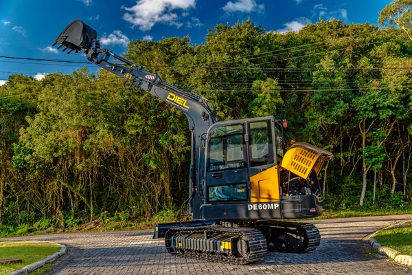 Escavadeira DIEL DE60MP com compartimento do motor aberto e braço elevado