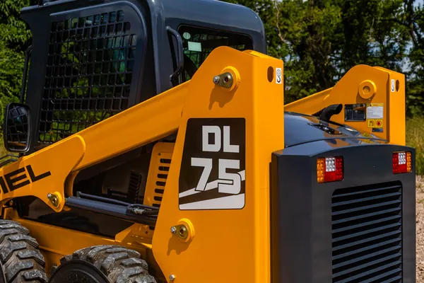 Detalhe traseiro da minicarregadeira DIEL DL75 e identificação do modelo