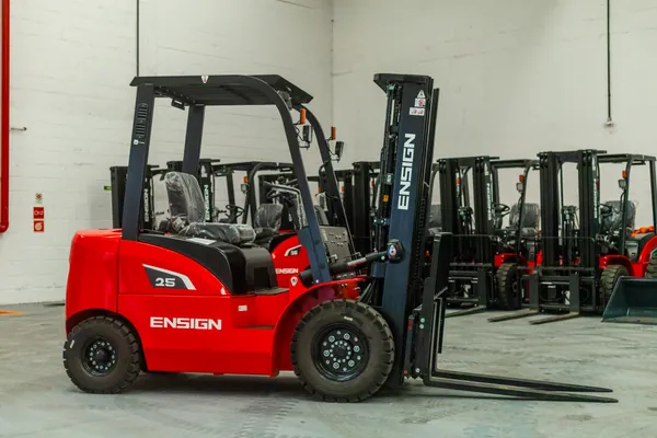 Empilhadeira ENSIGN G25 a diesel, vista dianteira em três quartos com outras empilhadeiras ao fundo