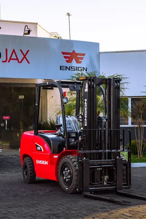 Empilhadeira ENSIGN G36 a diesel, vista dianteira em três quartos
