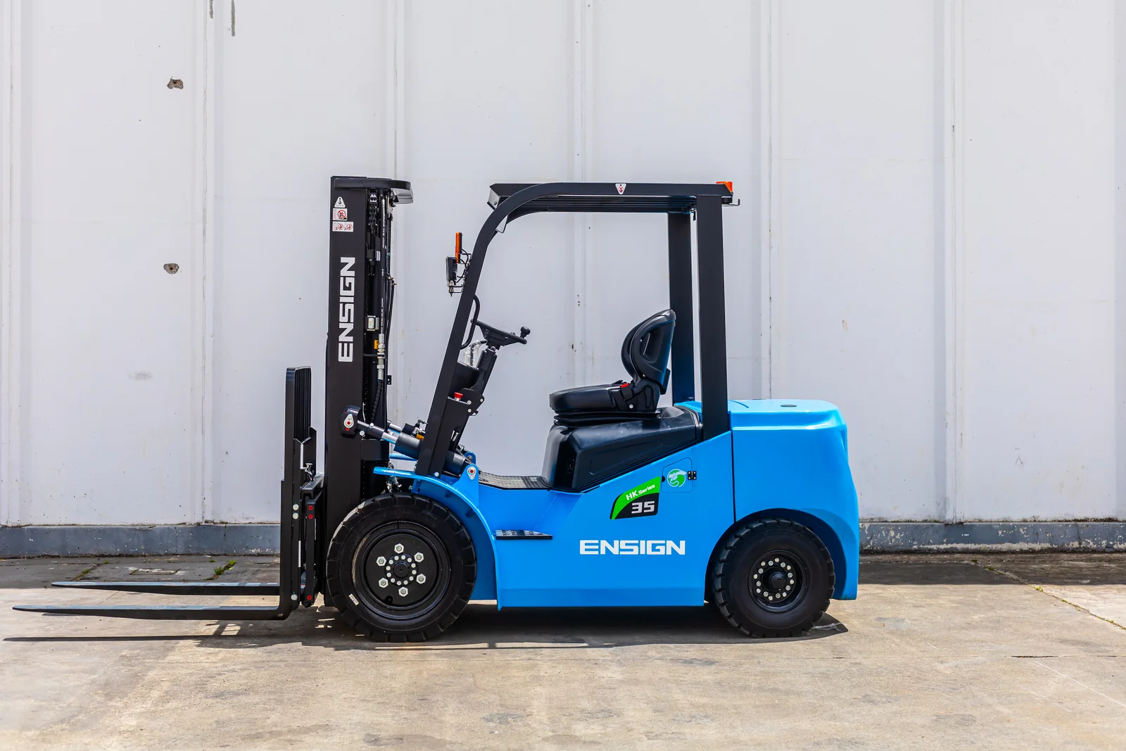 Empilhadeira elétrica ENSIGN HK35 em vista lateral