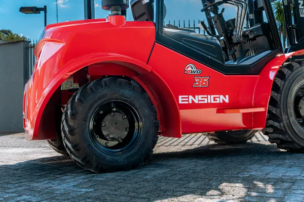 Detalhe lateral da carroceria, roda e identificação 4WD da ENSIGN S36A