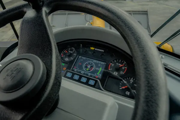 Pá carregadeira ENSIGN YX636H, detalhe do painel de instrumentos