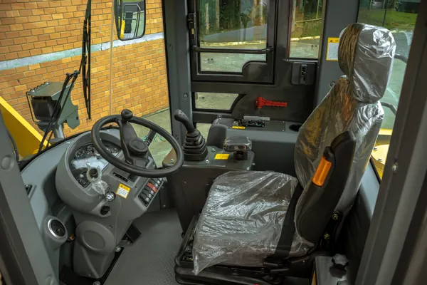 Pá carregadeira ENSIGN YX656, interior da cabine