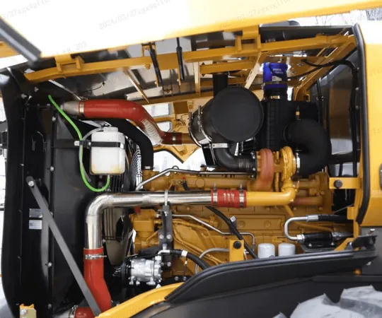 Pá carregadeira ENSIGN YX658H, detalhe do compartimento do motor