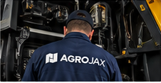 Profissional Agrojax prestando suporte técnico em um equipamento